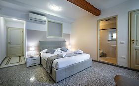 Yid Agnolo Three Bedroom Apartment In Florence